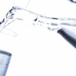 bicchiere di acqua del rubinetto filtrata con ultrafiltrazione