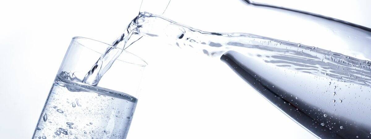 bicchiere di acqua del rubinetto filtrata con ultrafiltrazione